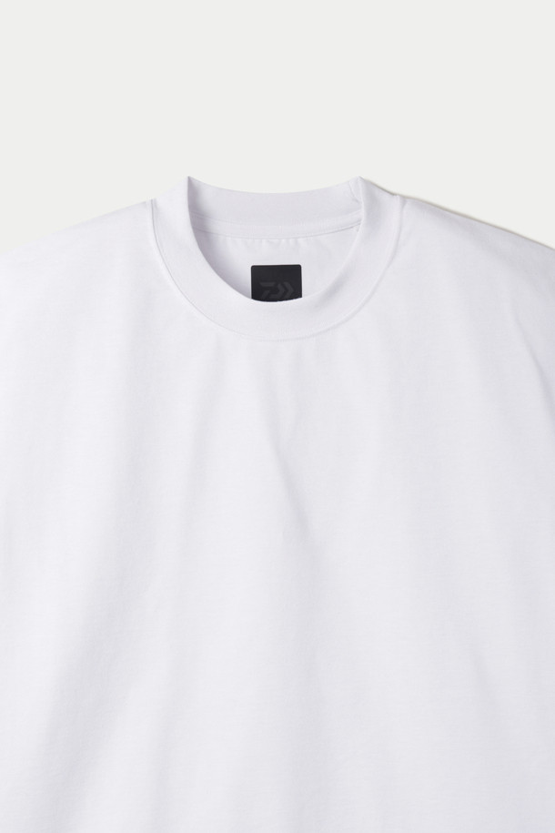 **다이와 피어 39 테크 드로우스트링 티셔츠**는 봄, 여름 시즌 일상에서 편안하게 착용하기 좋은 남녀 공용 반소매 티셔츠입니다. 클래식, 미니멀, 캐주얼 스타일을 아우르며, 동네 마실룩과 산책룩에 적합합니다. 드라이한 촉감의 폴리에스테르 소재로 제작되었으며, 밀도 높은 조직과 탄탄한 형태 유지가 특징입니다. 라운드넥 디자인에 드로우스트링 밑단 디테일로 포인트를 더했으며, 플레이팅 가공을 통해 깔끔한 핏을 선사합니다. 무지 디자인의 화이트 컬러로 다양한 스타일에 매치하기 용이합니다.
