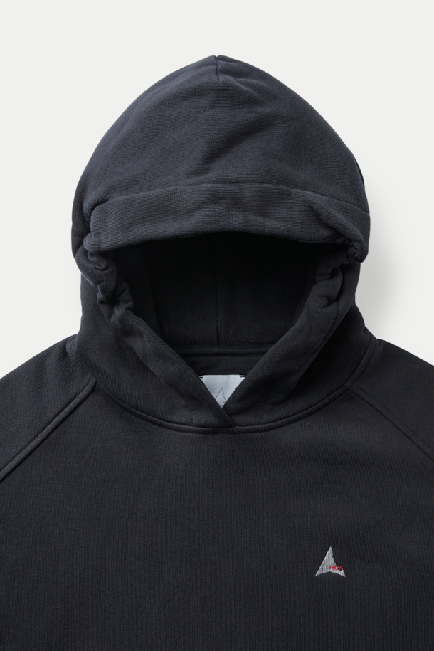 ROA 로고 490gsm 후디는 490gsm 헤비 프렌치 테리 오가닉 코튼 소재로 제작되어 넉넉한 두께감과 부드러운 촉감을 선사합니다. 가슴 부분에는 ROA 자수 로고가 돋보이며, 루즈핏 디자인과 크롭 기장으로 미니멀하고 트렌디한 스타일을 연출합니다. 소매 끝과 밑단 밴딩 마감으로 활동성을 더했으며, 가을, 겨울철 일상복으로 활용하기 좋습니다. 시티보이룩, 캐주얼룩, 집콕룩 등 다양한 TPO에 매치하여 개성 있는 스타일을 완성해보세요.
