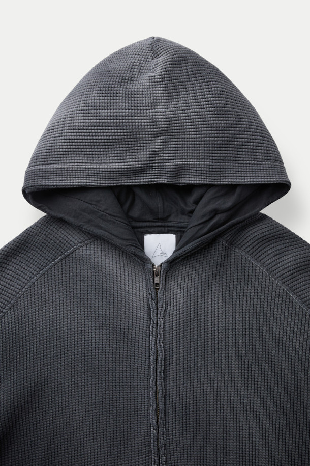 ROA 비 썬 페이디드 와플 집업 후디는 캐주얼, 스포티, 미니멀 스타일을 모두 아우르는 공용 후드 집업입니다. 봄, 가을에 적합하며, 두꺼운 져지 소재로 제작되어 넉넉한 핏과 편안한 착용감을 선사합니다. 와플 패턴, 블랙 컬러가 특징이며, 크롭 기장과 밑단/소매 밴딩, 포켓, 자수 로고 디테일이 돋보입니다. 산책, 집콕, 캠핑 등 다양한 TPO에 레이어링하여 활용하기 좋습니다.
