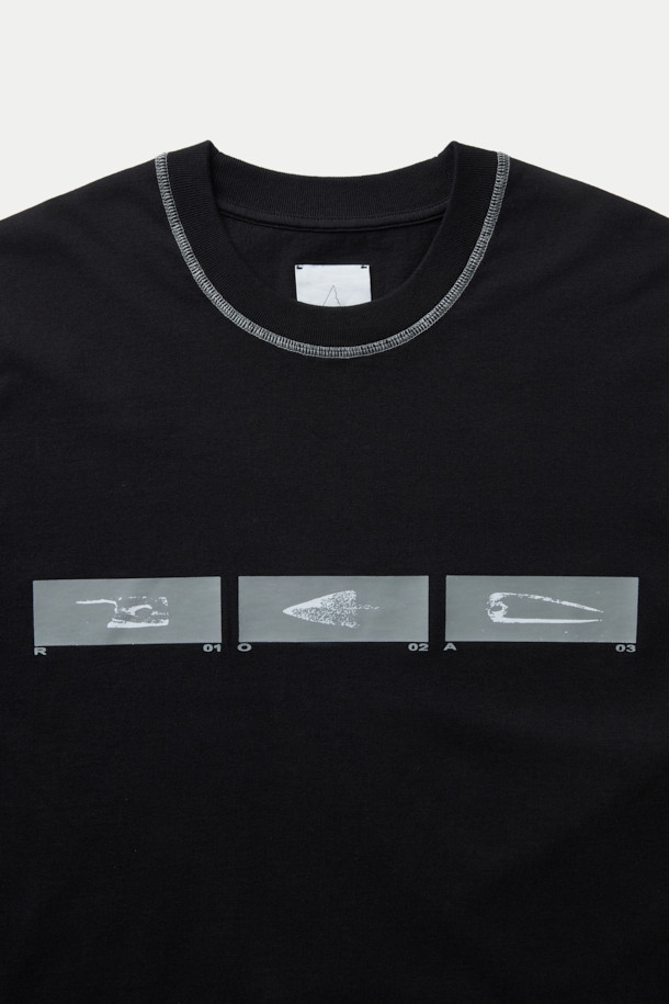 ROA(로아) 스틱 스티치 오가닉 롱슬리브는 두꺼운 헤비웨이트 오가닉 코튼 소재로 제작되어 넉넉한 착용감을 선사합니다. 전면 대비감 있는 프린트와 후면 실버, 문 미스트, 피터 컬러 프린트가 돋보이며, 스티치 디자인으로 포인트를 더했습니다. 라운드넥과 립 처리된 넥라인으로 편안함을 강조했으며, 캠핑룩과 스트릿, 캐주얼 스타일에 모두 잘 어울립니다. 긴 소매 기장의 블랙 컬러 롱슬리브 티셔츠입니다.
