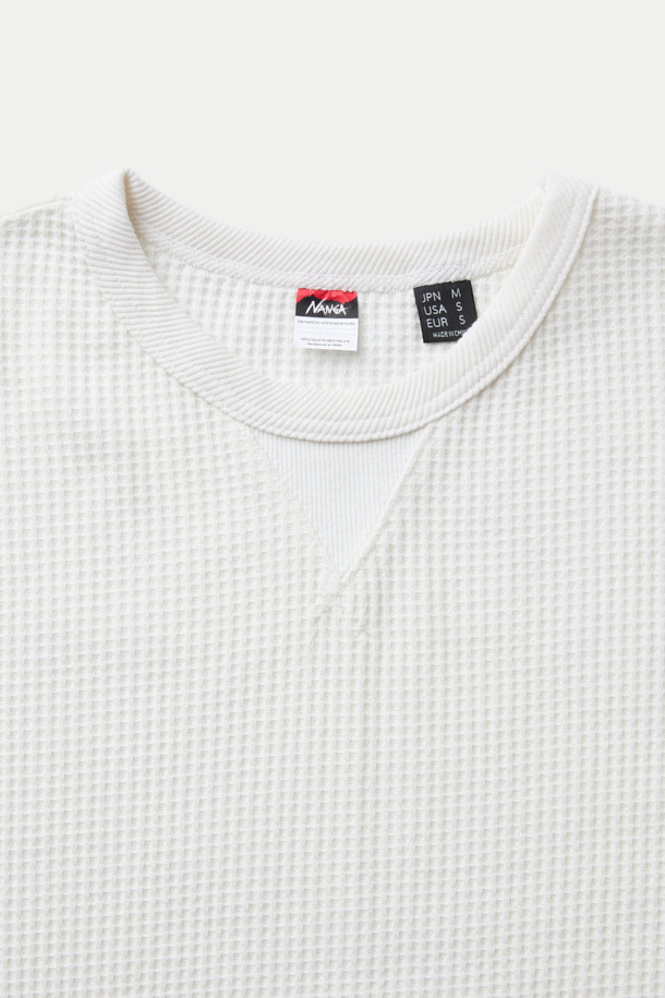 NANGA (난가) 에코 하이브리드 와플 롱슬리브는 재활용 면사를 사용하여 제작된 에코 프렌들리 티셔츠입니다. GRS 인증을 받은 이 티셔츠는 통기성이 뛰어나 여름철에도 쾌적하게 착용할 수 있습니다. 베이직하고 캐주얼한 스타일로 산책룩, 집콕룩 등 다양한 TPO에 활용 가능하며, 레귤러 핏과 얇은 두께로 편안한 착용감을 제공합니다. 립 처리된 넥 라인과 바인딩 마감, Tyvek® 라벨 디테일이 돋보이며, 미니멀, 클래식 스타일을 선호하는 분들께 추천합니다. 와플 패턴의 화이트 컬러 긴소매 티셔츠입니다.
