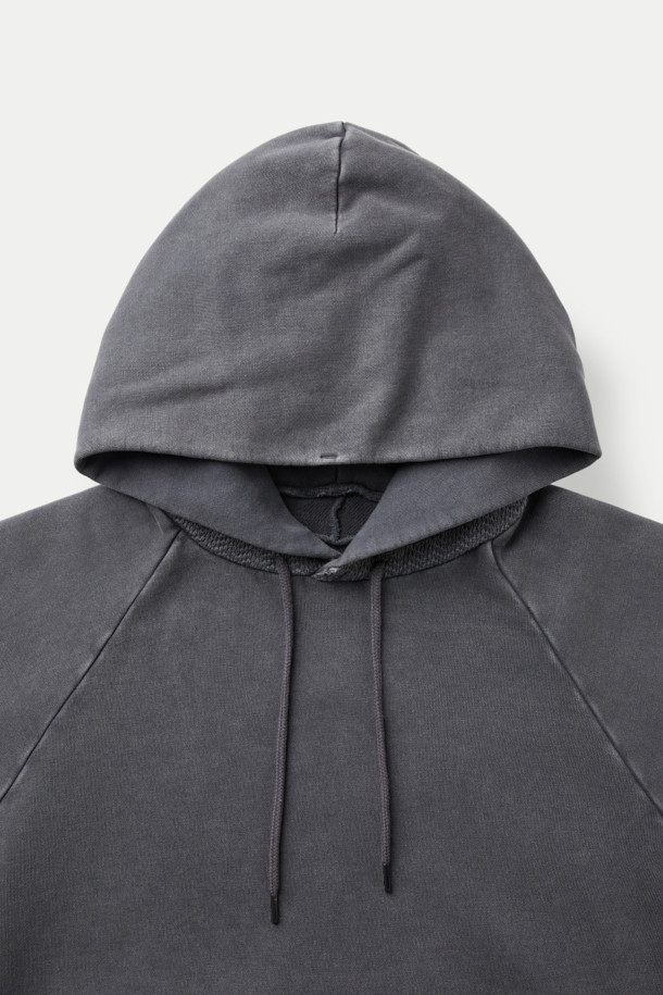 NANGA(난가) 헤이븐 스웻 후디는 가을, 겨울철 일상에서 캐주얼하고 베이직한 스타일로 활용하기 좋은 스웻 후디입니다. 부드러운 촉감의 면과 기모 소재를 사용하여 따뜻하고 편안한 착용감을 제공하며, 루즈핏으로 제작되어 편안한 활동성을 보장합니다. 피그먼트 염색 기법으로 은은한 색감을 표현하고, 구조적인 패널 디자인과 래글런 소매 디테일로 디자인 완성도를 높였습니다. 캠핑룩, 집콕룩 등 다양한 TPO에 활용 가능하며, 무지 디자인과 그레이 컬러로 미니멀, 클래식한 스타일을 연출하기 좋습니다. 단독 세탁을 권장하며, 이염에 주의하여 관리해야 합니다.
