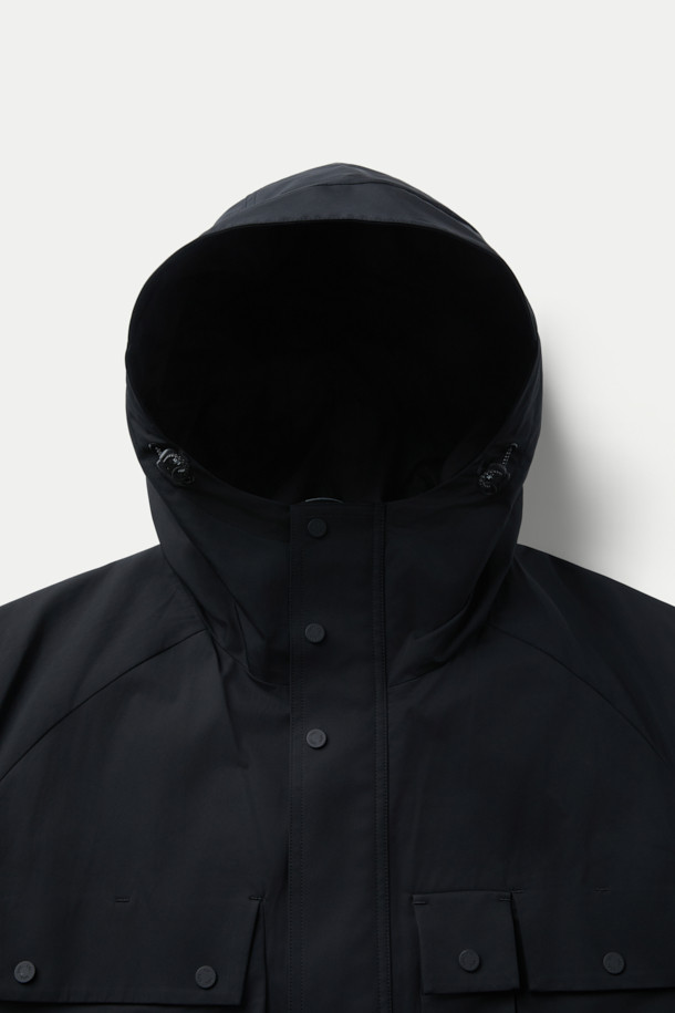 F/CE (에프씨이) MODULAR INTEGRATED 재킷은 봄, 가을 시즌에 활용하기 좋은 블랙 컬러의 여성 및 남성 공용 자켓입니다. 루즈핏으로 편안한 착용감을 선사하며, 드라이한 터치감의 폴리에스테르 소재로 제작되어 부드러운 촉감을 느낄 수 있습니다. 발수 기능과 신축성, 탄성이 더해져 활동성을 높였으며, 자카드 벨트 내장, 사코슈 타입 변형, 분리형 포켓 등 실용적인 디테일을 갖추었습니다. 일상, 여행, 산책 등 다양한 TPO에 스포티, 미니멀, 캐주얼 스타일로 연출하기 좋습니다. 집업 방식으로 간편하게 착용할 수 있는 크롭 기장의 긴소매 자켓입니다.
