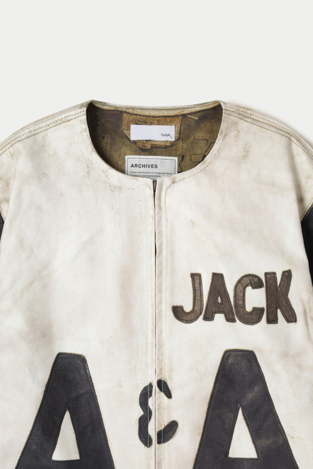 TOLQ(톨크) 트롱프뢰유 라이더 재킷은 빈티지하고 캐주얼한 스타일을 추구하는 당신을 위한 아우터입니다. 화이트와 블랙 두 가지 색상으로 출시되었으며, 봄, 가을에 데이트룩, 쇼핑룩 등 다양한 TPO에 활용하기 좋습니다. 폴리에스테르 소재로 제작되어 편안한 착용감을 선사하며, 릴랙스 핏으로 활동성을 높였습니다. 트롱프뢰유 기법을 사용하여 독특한 시각적 효과를 연출하며, 빈티지 프린팅, 타공 및 은박 몰드 가공, 인젝션 프린트, 자수 디테일로 디자인의 완성도를 높였습니다. 긴 소매와 집업 여밈 방식으로, 미니멀한 스타일을 선호하는 분들께도 훌륭한 선택이 될 것입니다.
