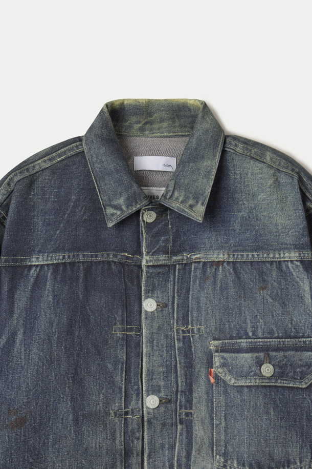 TOLQ(톨크) 트롱프뢰유 데님 재킷은 1940년대 Levi's 506XX 모델을 기반으로 제작된 남녀 공용 데님 재킷입니다. 승화 전사 프린트 가공을 통해 빈티지 워싱 효과를 극대화했으며, 부드러운 촉감의 폴리에스테르 소재로 제작되어 편안한 착용감을 선사합니다. 얇은 두께감과 오버핏 디자인으로 봄, 가을철 캐주얼 및 클래식 스타일을 연출하기에 좋습니다. 동네 마실룩, 데이트룩, 가을 나들이룩 등 다양한 TPO에 맞춰 활용할 수 있으며, 워싱 패턴과 포켓 디테일이 돋보입니다.
