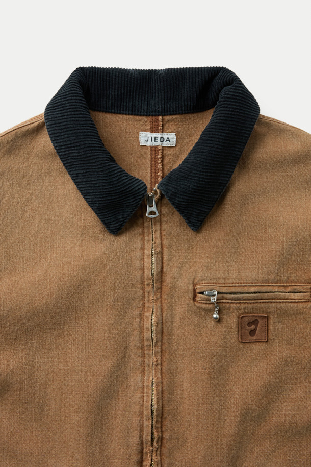 JIEDA 덕 데미지 집 자켓은 빈티지하면서도 캐주얼한 스타일을 연출하는 남녀 공용 아우터입니다. 브라운 컬러의 면, 코듀로이, 가죽 혼방 소재로 제작되어 가을, 겨울 시즌에 따뜻하게 착용할 수 있습니다. 워싱 가공과 데미지 디테일이 돋보이며, 크롭 기장의 레귤러핏으로 트렌디함을 더했습니다. 집업 형식으로 간편하게 착용 가능하며, 지퍼 포켓, 핸드 포켓, 소매 버튼 조절, 가죽 패치 포인트 등 실용적인 디테일이 돋보입니다. 캠핑룩, 여행룩, 캐주얼, 워크웨어, 레트로 스타일을 즐기는 분들에게 추천합니다.
