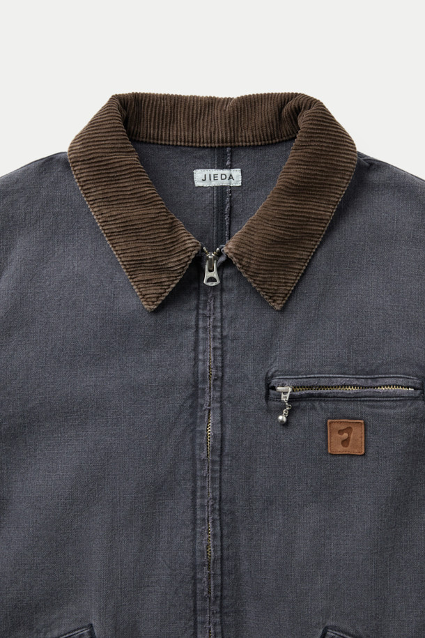 JIEDA 덕 데미지 집 자켓은 빈티지하면서도 캐주얼한 스타일을 연출하는 데 적합한 아우터입니다. 네이비 컬러의 무지 디자인으로, 봄, 가을에 데이트룩 또는 봄 소풍룩에 매치하기 좋습니다. 면, 코듀로이, 가죽 소재를 사용하여 레귤러핏으로 제작되었으며, 크롭 기장의 긴소매 집업 자켓입니다. 워싱 및 데미지 가공, 바이오 워싱으로 빈티지한 멋을 더하며, 가슴 지퍼 포켓, 핸드 포켓, 가죽 패치, 소매 버튼 조절 기능 등 디테일한 요소들이 특징입니다. 캐주얼, 미니멀 스타일을 선호하는 분들께 추천합니다.
