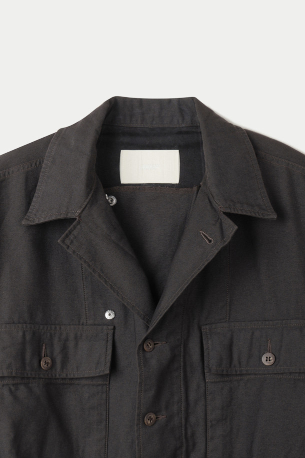 INNAT (인낫) 43 HBT 재킷은 밀리터리, 빈티지, 캐주얼 스타일을 아우르는 공용 워크 재킷입니다. 백 새틴 소재에 중간 두께감으로, 봄, 가을 시즌에 적합하며 릴랙스 핏으로 편안한 착용감을 선사합니다. 블랙 컬러의 무지 디자인으로 다양한 스타일에 매치하기 좋으며, 긴 소매와 버튼 여밈 방식이 특징입니다. 가스 플랩 디테일, 탈부착 가능한 버튼, 식물성 하이브리드 염색, 이너 플랩 등의 디테일이 돋보이는 제품입니다. 캐주얼, 클래식, 워크웨어 스타일을 즐겨 입는 분들께 추천합니다.
