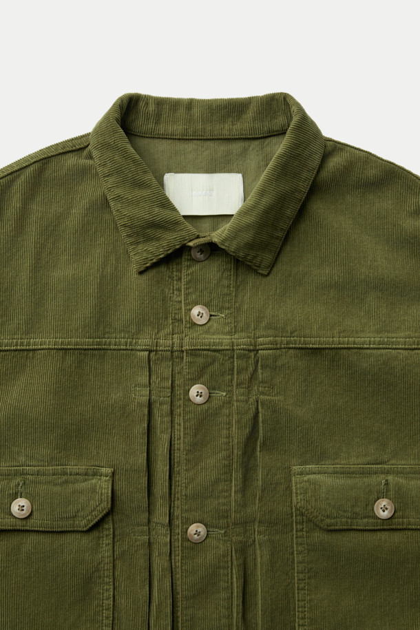 **INNAT TYPE-2 트러커 재킷**은 빈티지하면서도 모던한 감각을 동시에 선사하는 공용 트러커 재킷입니다. 14 웨일 코듀로이 원단으로 제작되어 부드러운 촉감을 자랑하며, 천연 강황 및 식물성 하이브리드 염색 기법으로 은은한 카키와 강황색 컬러를 표현했습니다. TYPE-2 디자인과 레귤러 핏으로 클래식, 캐주얼, 워크웨어 스타일을 모두 아우르며, 간절기 여행룩과 캠핑룩에 활용하기 좋습니다. 버튼 여밈 방식과 긴 소매 기장으로, 초여름부터 초가을까지 적당한 두께감으로 편안하게 착용할 수 있습니다.
