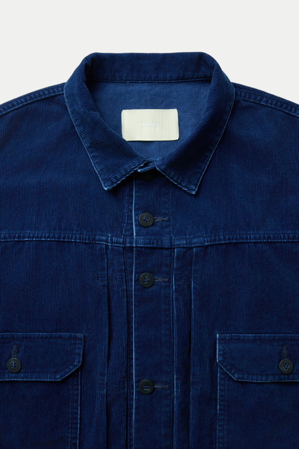 INNAT(인낫) 인디고 TYPE-2 트러커 재킷은 남성을 위한 캐주얼, 클래식, 워크웨어 스타일의 아우터입니다. 14 웨일 코듀로이와 데님 소재를 사용하여 부드러운 촉감을 선사하며, 중간 두께감으로 여름과 가을에 착용하기 좋습니다. 인디고 컬러의 무지 디자인에 레귤러핏으로 제작되었으며, 크롭 기장의 긴 소매와 버튼 여밈 방식을 갖추었습니다. 스톤 바이오 워싱과 빈티지 워싱 처리로 자연스러운 멋을 더했으며, 이염에 주의하여 착용해야 합니다.
