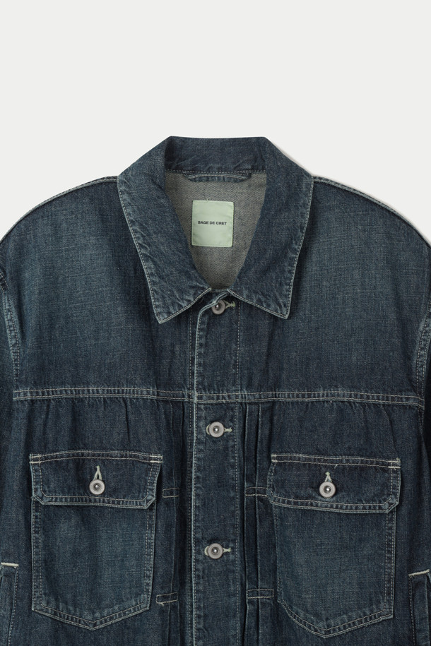 SAGE DE CRET(사쥬 드 크레) 데님 숏 재킷은 남성용으로, 봄, 가을에 착용하기 좋은 캐주얼, 워크웨어 스타일의 데님 재킷입니다. 네이비 컬러의 무지 디자인이며, 면과 린넨 혼방 소재로 제작되어 부드러운 촉감을 선사합니다. 숏 기장에 오버핏으로 편안한 착용감을 제공하며, 트러커 코트 스타일의 버튼 여밈 방식과 워싱 가공, 플리츠 디테일, 프론트 포켓이 특징입니다. 데이트룩, 쇼핑룩에 어울리는 미니멀한 디자인의 재킷입니다.
