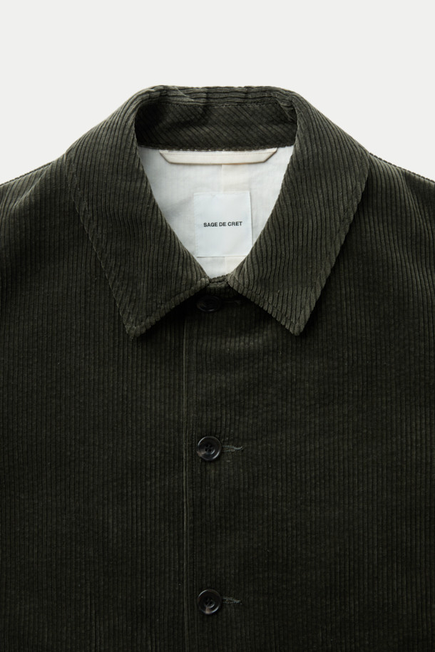 SAGE DE CRET(사지 드 크레) 코듀로이 숏 커버올 재킷은 워크웨어와 캐주얼 스타일을 모두 아우르는 매력적인 아우터입니다. 7골 코듀로이 소재와 텀블 가공으로 부드러운 촉감을 선사하며, 오버핏과 박시핏으로 편안한 착용감을 제공합니다. 가을과 겨울, 데일리룩, 나들이룩, 동네 마실룩 등 다양한 TPO에 활용할 수 있습니다. 워크웨어 스타일의 포켓과 허리 사이즈 조절 테이프, 코튼 안감 등의 디테일이 돋보입니다. 올리브 컬러의 무지 디자인은 어떤 스타일에도 쉽게 매치할 수 있는 실용적인 아이템입니다.
