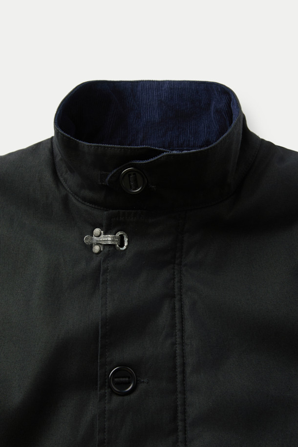 나이젤 카본 OW02 덱 재킷 코듀로이는 가을, 겨울 시즌에 어울리는 남성용 아우터입니다. 블랙 컬러의 레귤러핏 덱 재킷으로, 워크웨어, 클래식, 미니멀 스타일을 모두 아우릅니다. 두꺼운 코듀로이 소재를 사용하여 보온성을 높였으며, 밑단 스트링 조절과 요크 및 팔 패치 강화 디테일이 특징입니다. 버튼 여밈 방식으로 출근룩에 멋을 더하며, 긴 소매 기장으로 안정적인 착용감을 제공합니다. 밀리터리 스타일의 덱 재킷으로, 튼튼함과 세련된 디자인을 동시에 만족시킵니다.
