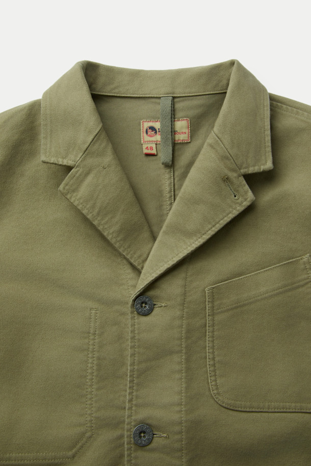 나이젤 카본 워크 수트 몰스킨 재킷은 가을, 겨울 시즌에 어울리는 남성용 아우터입니다. 베이지와 카키 두 가지 색상으로 출시되었으며, 클래식과 워크웨어 스타일을 아우르는 루즈 핏의 3버튼 디자인 재킷입니다. 부드러운 촉감의 두꺼운 몰스킨 소재로 제작되어 보온성을 높였으며, 가슴 패치 포켓과 허리 라운드 포켓이 실용성을 더합니다. 출근룩, 비즈니스 캐주얼, 모임룩 등 다양한 TPO에 활용 가능하며, 미니멀한 스타일 연출에도 적합합니다.
