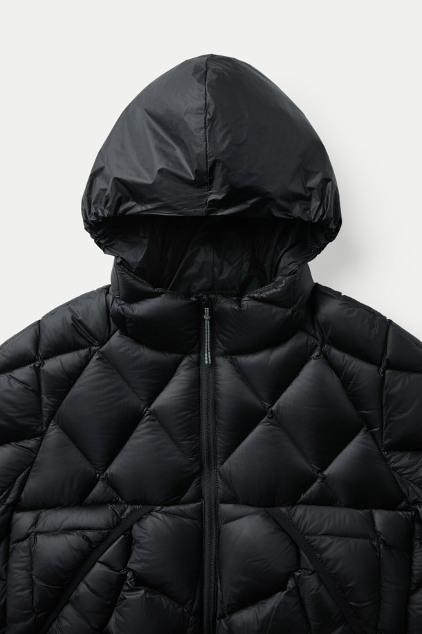 ROA NUNA (누나) 800 필파워 후디드 다운 재킷은 아웃도어 활동과 일상생활 모두에 적합한 공용 다운 재킷입니다. 800 필파워 다운 충전재와 립스탑 나일론 원단으로 제작되어 뛰어난 보온성과 가벼운 착용감을 제공하며, 방수 기능을 갖춰 변덕스러운 날씨에도 쾌적함을 유지합니다. 슬림핏 디자인에 크롭 기장으로 활동성을 높였으며, 미니멀하고 스포티한 스타일을 연출합니다. 양방향 리버스 지퍼, 대형 전면 포켓, 엄지 구멍, 조절 가능한 밑단, 내장 후드 등의 디테일은 실용성을 더하며, 겨울철 데일리룩과 여행룩에 활용하기 좋습니다.
