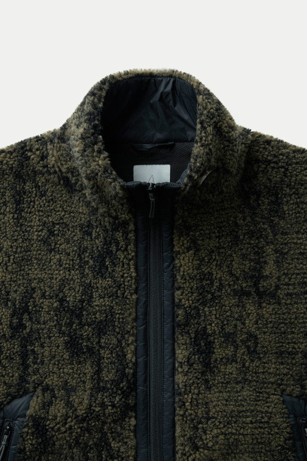 ROA EWE (로아 이웨) 퍼리 재킷은 부드러운 촉감의 플리스와 페이크퍼 소재를 사용하여 가을, 겨울철 따뜻함을 선사하는 오버핏 플리스 재킷입니다. 하이넥 디자인과 밴딩 소매, 지퍼 포켓, 로고 자수 디테일이 돋보이며, 뛰어난 보온성과 방풍 기능으로 편안한 착용감을 제공합니다. 블랙 컬러의 무지 디자인으로 어떤 스타일에도 쉽게 매치할 수 있으며, 캐주얼, 스포티, 미니멀한 스타일을 연출하기 좋습니다. 산책룩이나 캠핑룩과 같이 활동적인 상황에서도 활용하기 좋은 데일리 아우터입니다. 크롭 기장으로 트렌디함을 더했습니다.
