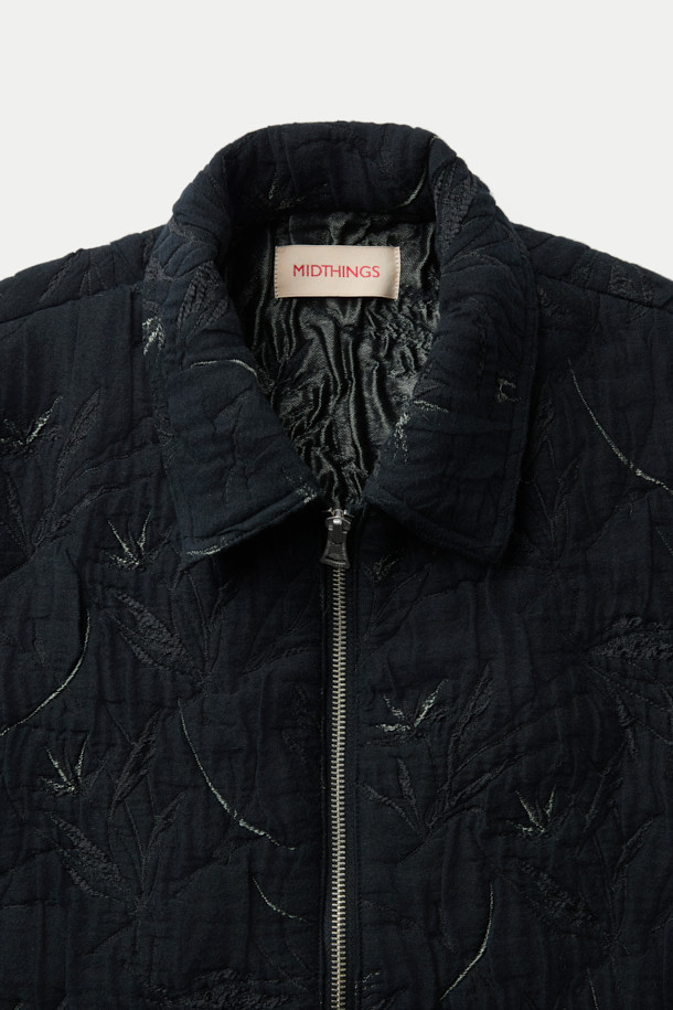 MIDTHINGS(미드띵스) 자카드 재킷은 유니크한 스타일을 추구하는 당신을 위한 아이템입니다. 블랙 컬러의 루즈핏 자켓으로, 봄, 가을에 어울리는 두꺼운 두께감과 부드러운 촉감이 특징입니다. 플라워 자카드 무늬가 돋보이며, 3중 구조 자카드 소재와 볼륨감 있는 실루엣이 세련된 룩을 연출합니다. 지퍼 여밈 방식과 이중 구조 프론트 포켓, 사이드 도트 버튼, WALDES(왈데스) 지퍼, 조개 버튼 장식 등의 디테일이 돋보이며, 모임룩이나 데이트룩과 같은 TPO(Time, Place, Occasion)에 클래식하고 시크하게 연출하기 좋습니다. 크롭 기장의 긴소매 자켓으로 다양한 스타일링에 활용해보세요.
