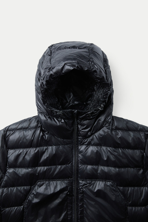 NANGA(낭가) 울티라이트 다운 파카 패커블은 겨울철 아웃도어 활동과 여행에 적합한 남녀 공용 다운 파카입니다. 슬림핏으로 제작되었으며, 블랙 색상에 무지 패턴으로 어떤 스타일에도 잘 어울립니다. 보온성이 뛰어나고 경량 소재를 사용하여 휴대성이 용이하며, 패커블 기능으로 간편하게 보관할 수 있습니다. 퀼팅 디테일과 후드가 디자인되어 스포티하면서도 캐주얼한 매력을 더하며, 리사이클 소재를 사용하여 환경까지 생각했습니다. 여행룩, 캠핑룩, 등산룩 등 다양한 TPO에 활용 가능하며, 미니멀한 스타일을 연출하기 좋습니다.
