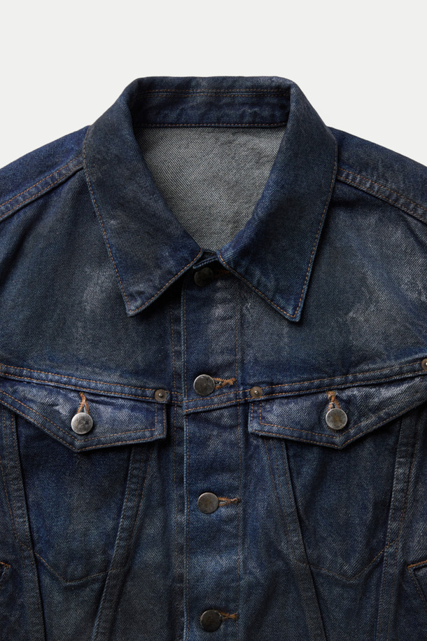 NVRFRGT(엔브이에프알지티) 3D 트러커 재킷은 남성용 아우터로, 봄, 가을에 착용하기 좋은 두꺼운 데님 소재의 트러커 자켓입니다. 인디고 컬러의 무지 디자인에 14oz 불규칙 방적사 원단, 곡선형 솔기 라인, 레이싱 웨어 스타일, 다크 페이드 워싱, 래스터 코팅 가공, 클리어 코팅 마감 등의 특징을 더했습니다. 레귤러핏으로 제작되었으며, 버튼 여밈 방식과 크롭 기장으로 캐주얼, 스트릿, 미니멀 스타일 연출에 적합합니다. 데이트룩과 모임룩에 활용하여 개성 있는 스타일을 완성할 수 있습니다.
