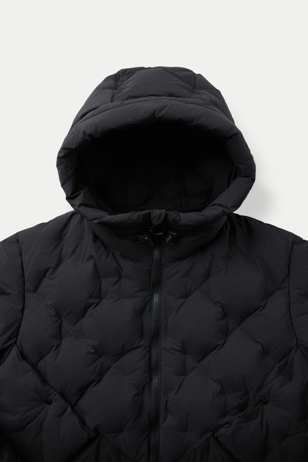 CMF 우븐 다운 후디는 미니멀한 스타일을 추구하는 당신을 위한 겨울철 필수 아이템입니다. 일상과 여행 등 다양한 TPO에 활용 가능하며, X자 구조 직조와 다운팩 없는 구조로 가볍고 편안한 착용감을 선사합니다. 다운 90%, 페더 10% (700FP)의 뛰어난 보온성으로 추운 날씨에도 따뜻함을 유지하며, CMF WOVEN 기술과 다운 본딩 처리로 내구성을 높였습니다. 블랙 컬러의 무지 디자인에 오버핏, 크롭 기장으로 스타일리시함을 더하고, 사선 포켓과 집업 여밈 방식이 실용성을 더합니다.
