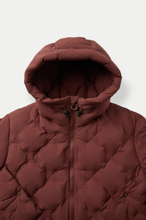 CMF 우븐 다운 후디는 CMF WOVEN 직조 기술을 적용하여 보온성과 내구성을 극대화한 다운 점퍼입니다. 다운 90%, 페더 10% (700FP)의 충전재로 제작되어 가볍고 따뜻하며, 다운 쏠림과 뭉침을 방지하여 쾌적한 착용감을 제공합니다. 오버핏, 크롭 기장으로 트렌디한 스타일을 연출하며, 사선 포켓과 집업 여밈 방식으로 실용성을 더했습니다. 브라운 컬러의 무지 디자인으로, 여행룩, 캠핑룩, 캐주얼, 미니멀, 고프코어 스타일 등 다양한 스타일에 활용하기 좋습니다. 겨울철 데일리 아우터로 추천합니다.
