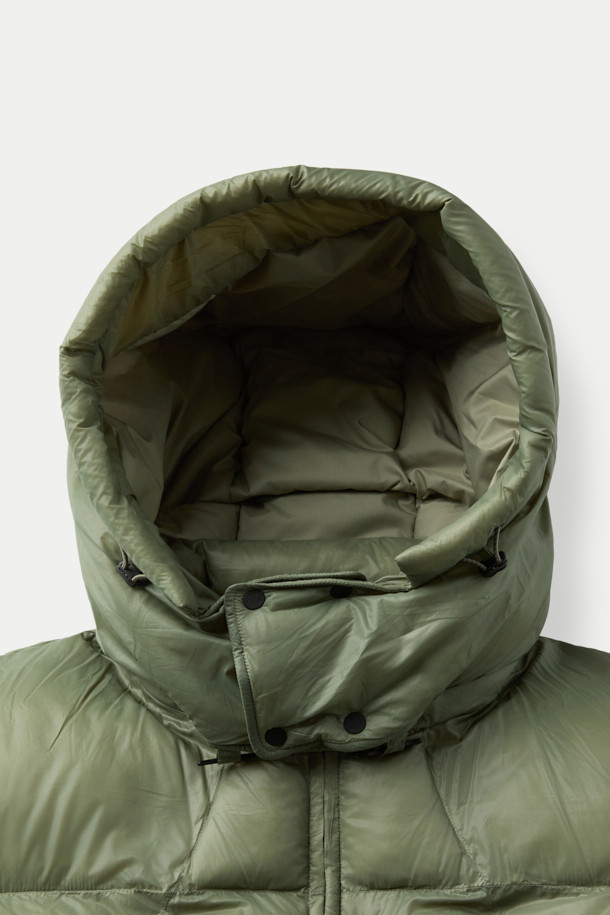 F/CE(에프씨이) 퍼텍스 미니멀 패딩 파카는 남녀 모두 착용 가능한 겨울철 아우터입니다. 카키와 올리브 두 가지 색상으로 출시되었으며, 일상생활과 출근룩에 적합한 미니멀, 클래식, 캐주얼 스타일을 연출할 수 있습니다. PERTEX® QUANTUM 소재, 20데니어 초극세사, 고밀도 직조, PrimaLoft 충전재를 사용하여 가볍고 내구성이 뛰어나며, 뛰어난 보온성을 제공합니다. 집업 방식의 오버핏 크롭 기장으로, 긴 소매 디자인이 특징입니다. 부드러운 촉감과 무지 디자인이 돋보이는 겨울철 필수 아이템입니다.
