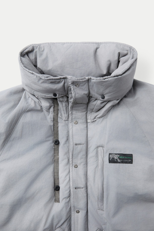 INNAT(인낫) x WILD THINGS(와일드 띵스) 가먼트 다이드 마칼루 다운은 일상과 아웃도어 활동 모두에 적합한 남녀 공용 다운점퍼입니다. 톤 다운된 그레이 컬러와 캐주얼, 아웃도어 스타일을 결합하여 다양한 룩에 활용하기 좋습니다. 면, 나일론 혼방 소재로 제작되었으며, 덕다운 80%, 페더 20% 충전재로 뛰어난 보온성을 제공합니다. 2-WAY 후드, WILD CAT 로고, 게임 포켓 등의 디테일과 피그먼트 염색 가공으로 빈티지한 텍스처를 더했습니다. 스냅버튼 밑단 조절 기능으로 사이즈 조절이 가능하며, 겨울철 여행, 캠핑, 등산 시 따뜻하고 스타일리시하게 연출할 수 있습니다.
