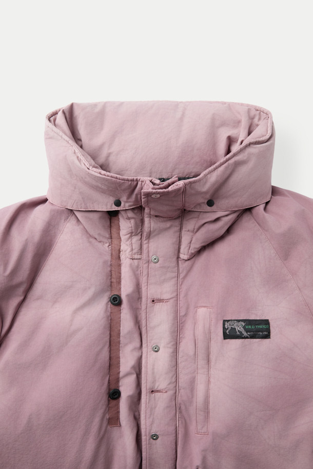 INNAT (이낫) x WILD THINGS (와일드 띵스) 가먼트 다이드 마칼루 다운은 캐주얼과 클래식 스타일을 아우르는 숏패딩입니다. 핑크 컬러의 무지 디자인으로, 겨울철 일상룩과 여행, 캠핑룩에 잘 어울립니다. 오버핏으로 편안한 착용감을 선사하며, 면, 나일론, 덕다운 소재를 사용하여 보온성을 높였습니다. 후드 2-WAY 타입으로 후드 수납이 가능하며, 스냅 버튼으로 길이 조절이 가능합니다. 피그먼트 염색 가공과 빈티지한 텍스처, 브랜드 로고 자수, 게임 포켓 적용이 돋보이는 제품입니다.
