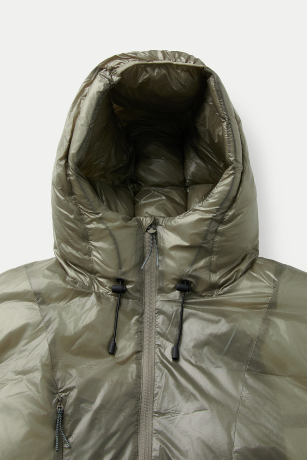 ROA 스무스 다운 재킷은 일상, 아웃도어 활동은 물론 여행, 캠핑, 등산 등 다양한 TPO에 활용 가능한 다운 자켓입니다. 카키와 올리브 두 가지 색상으로 출시되었으며, 스포티, 캐주얼, 고프코어 스타일을 모두 소화할 수 있습니다. 보온, 경량, 방풍 기능은 물론 친환경 충전재 Comfortemp® Ecodown과 재활용 PET 섬유 기반의 소재를 사용하여 기능성과 친환경성을 동시에 잡았습니다. 초경량 27g 마이크로 립스탑 나일론 소재와 부드러운 촉감을 자랑하며, 크롭 기장의 박시핏과 루즈핏으로 편안한 착용감을 선사합니다. 히든 지퍼 포켓, 조절 가능한 후드, 밑단/소매 밴딩 디테일이 돋보이는 숏패딩으로, 겨울철 스타일리시한 연출을 완성해보세요.
