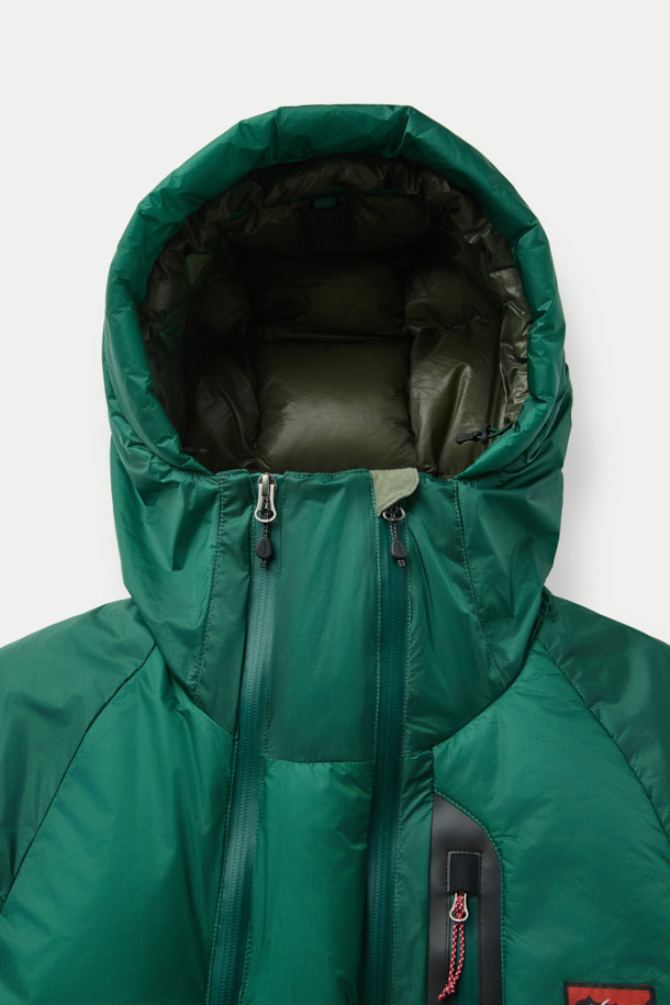 NANGA(난가) 오로라 텍스 라이트 스탠드 칼라 다운 재킷 MIKAMI는 일상과 아웃도어 활동 모두에 적합한 남녀 공용 다운 재킷입니다. 방풍 기능과 보온성을 갖춘 두꺼운 두께감의 이 제품은 겨울철 추위로부터 몸을 보호하며, 부드러운 촉감의 나일론 소재를 사용하여 편안한 착용감을 제공합니다. 후드 탈부착, 드래프트 튜브, 가슴 포켓, 그리고 KARUISHI 소재와 이중 다운 레이어 적용으로 기능성을 높였습니다. 스포티, 캐주얼, 고프코어 스타일을 아우르며 여행, 캠핑, 등산 등 다양한 TPO에 활용 가능합니다. 그린 컬러의 무지 디자인으로 어떤 스타일에도 쉽게 매치할 수 있습니다.
