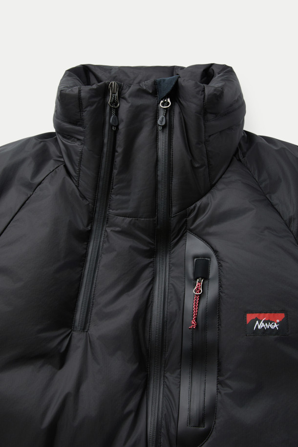 NANGA(난가) 오로라 텍스 라이트 스탠드 칼라 다운 재킷 MIKAMI는 일상과 아웃도어 활동 모두에 적합한 남녀 공용 겨울 다운 재킷입니다. 스포티하고 캐주얼한 무드의 무지 디자인에 레귤러 핏으로 제작되었으며, 두꺼운 두께감의 나일론 소재로 부드러운 촉감을 선사합니다. 150g SPDX 다운 충전재와 이중 다운 레이어를 적용하여 뛰어난 보온성과 방풍 기능을 제공하며, KARUISHI 소재를 사용한 소매 끝단과 칼라 안감이 특징입니다. 가슴 포켓 디자인과 직조 라벨 부착으로 실용성을 더했으며, 캠핑룩, 스포티, 캐주얼, 미니멀 스타일을 연출하기 좋습니다.
