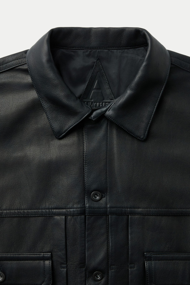 A 레더 트러커 재킷은 시크하고 세련된 스타일을 연출하는 블랙 컬러의 소가죽 재킷입니다. 봄, 가을 시즌에 적합하며, 루즈핏 크롭 기장으로 모던하면서도 클래식한 분위기를 자아냅니다. 버튼 여밈 방식과 포켓 디테일이 돋보이며, 레이온과 큐프라 안감으로 편안한 착용감을 선사합니다. 데이트룩, 모임룩, 출근룩 등 다양한 TPO에 활용 가능한 미니멀한 디자인의 아이템입니다.
