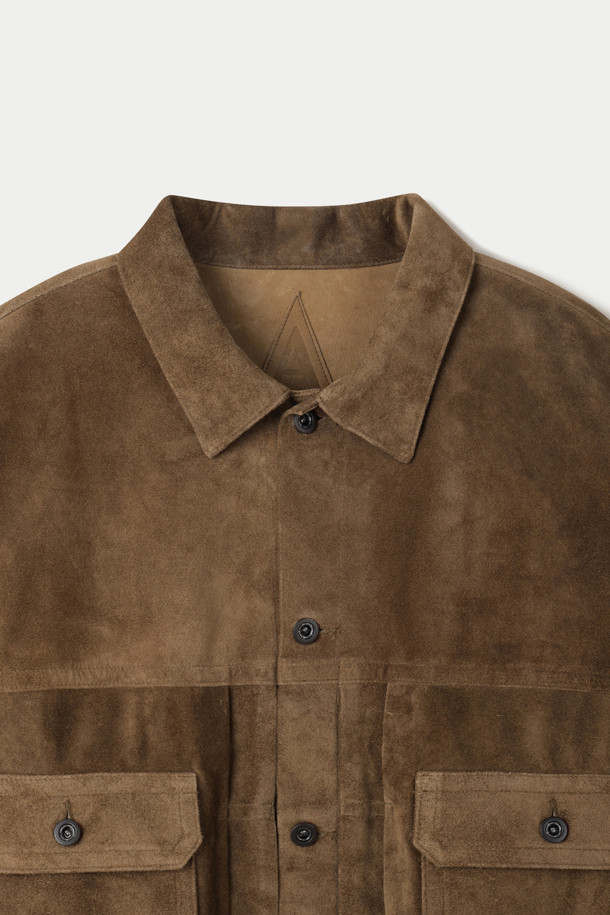 A LEATHER(레더) 스웨이드 트러커 재킷은 클래식하고 우아한 스타일을 연출하는 아우터입니다. 카멜과 블랙 두 가지 색상으로 출시되어, 데이트룩과 모임룩에 잘 어울리는 아이템입니다. 부드러운 촉감의 소가죽 스웨이드 소재로 제작되었으며, 히메지 태닝 및 염색 가죽을 사용하여 자연스러운 에이징을 경험할 수 있습니다. 루즈핏 크롭 기장으로, 미니멀하고 시크한 스타일을 완성하며 레이어드 연출에도 용이합니다. 버튼 여밈 방식의 긴 소매 트러커 재킷으로, 다양한 스타일을 연출해보세요.
