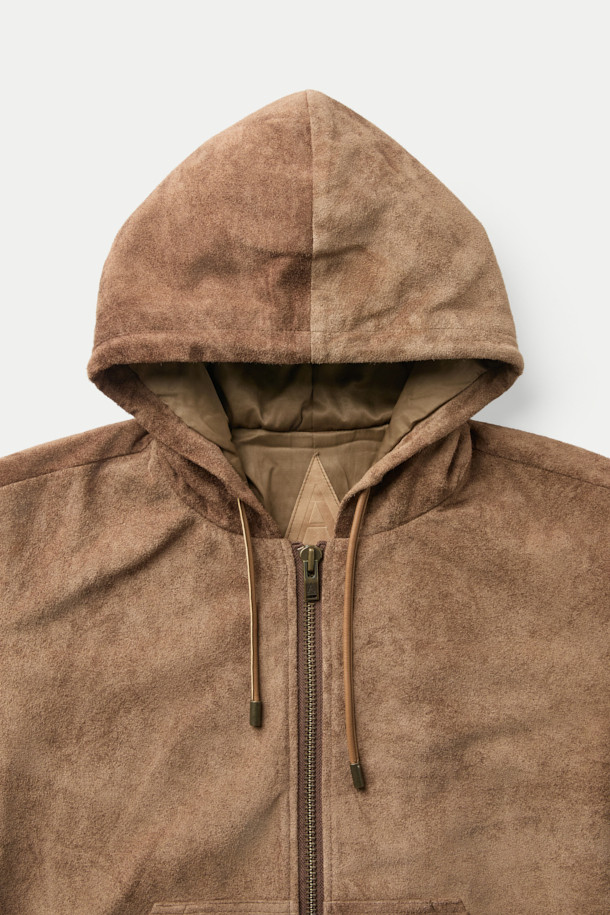 A LEATHER (레더) 집 후디는 부드러운 소가죽, 레이온, 면 혼방 소재로 제작된 남녀 공용 가죽 후드 집업입니다. 가을, 겨울 시즌에 어울리며, 캐주얼, 스트릿, 미니멀 스타일을 연출하기 좋습니다. 크롭 기장의 레귤러핏으로, 스웨트셔츠 봉제 기법과 소매 및 밑단 가죽 립 처리, 파워 네트 삽입을 통한 신축성 구현으로 활동성을 높였습니다. 넉넉한 두께감과 부드러운 촉감, 무지 디자인이 특징이며, 여행룩 또는 캠핑룩에 활용하기 좋습니다. 안감은 레이온/면 혼방으로 제작되어 편안한 착용감을 선사합니다.
