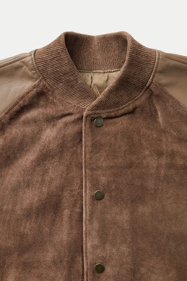 A LEATHER 어워드 재킷은 남성용 아우터로, 가을과 겨울에 착용하기 좋은 두꺼운 두께감의 클래식 스타일 어워드 재킷입니다. 브라운 컬러의 소가죽과 레이온, 면 소재를 사용하여 부드러운 촉감을 선사하며, 긴 소매와 루즈핏으로 편안한 착용감을 제공합니다. 소매 볼륨감과 가죽 립 디테일, 입체적인 실루엣이 특징이며, 데이트룩, 모임룩, 비즈니스 캐주얼에 활용하기 좋습니다. 버튼 여밈 방식과 무지 패턴으로 미니멀하고 시크한 스타일을 연출할 수 있습니다.
