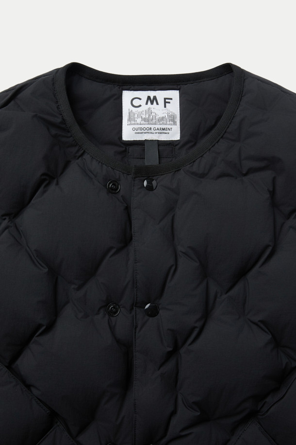 CMF 우븐 다운 베스트는 가을, 겨울철 일상과 출퇴근, 여행 시에 활용하기 좋은 다운 베스트입니다. CMF WOVEN 기술을 적용하여 다운팩 없이 다운 90%, 페더 10% (700FP)의 충전재를 다운 본딩 처리하여 보온성과 경량성을 동시에 잡았습니다. 미니멀한 스타일의 무지 디자인에 레귤러핏으로 제작되었으며, 집업 스타일과 크롭 기장, 민소매 디자인이 특징입니다. 블랙 색상으로 출시되어 다양한 룩에 매치하기 용이하며, 사선 포켓이 실용성을 더합니다.

