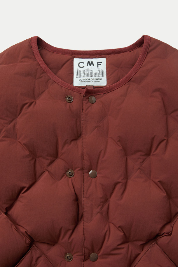 CMF 우븐 다운 베스트는 가을, 겨울철 일상 및 아웃도어 활동에 적합한 남녀 공용 베스트입니다. 브라운 컬러의 퀼팅 패턴과 크롭 기장으로 캐주얼, 스포티, 미니멀 스타일을 연출할 수 있습니다. CMF WOVEN 기술을 적용하여 다운팩 없이 X자 구조로 직조되었으며, 다운 90%, 페더 10% (700FP)의 안감과 다운 본딩 처리로 보온성을 높였습니다. 얇고 가벼운 나일론, 폴리우레탄 소재에 넉넉한 두께감과 부드러운 촉감, 사선 포켓 디자인이 특징입니다. 캠핑룩으로 활용하기 좋으며 스냅 여밈 방식으로 편안하게 착용할 수 있습니다.

