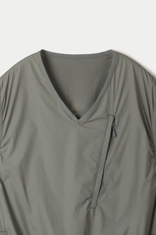 다이와 피어 39 리버시블 필드 베스트는 아웃도어 활동과 일상생활 모두에서 활용 가능한 남성용 베스트입니다. 그레이 컬러의 무지 디자인으로, 봄, 가을에 착용하기 적합하며 밀리터리, 아웃도어 스타일을 연출합니다. 양면 모두 활용 가능한 리버시블 디자인이며, 얇은 두께와 메쉬 안감으로 통기성을 높였습니다. 나일론과 폴리에스터 혼방 소재로 제작되어 내구성이 뛰어나며, 오버핏 실루엣과 브이넥 디자인이 특징입니다. 양쪽 사이드 지퍼와 실용적인 수납공간을 갖춰 여행룩, 캠핑룩, 가을 나들이룩 등 다양한 TPO에 캐주얼, 고프코어, 미니멀 스타일로 활용하기 좋습니다.
