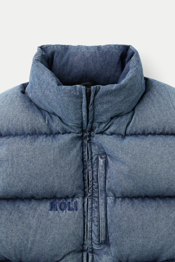 NANGA (난가) 알라야 다운 베스트는 겨울철 보온성을 책임지는 남성용 다운 베스트입니다. 네이비 색상에 무지 디자인으로, 출근룩이나 여행룩 등 다양한 TPO에 활용하기 좋습니다. 180g 리사이클 다운 충전재를 사용하여 가볍지만 뛰어난 보온성을 제공하며, 부드러운 촉감의 폴리에스터 안감으로 편안한 착용감을 선사합니다. 집업 스타일의 레귤러핏으로 미니멀, 클래식, 캐주얼 등 어떤 스타일에도 잘 어울립니다. 일상과 실내외 활동 모두에서 활용 가능한 실용적인 아이템입니다.
