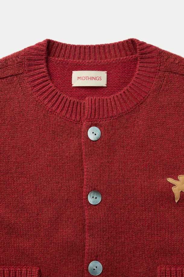 MIDTHINGS(미드띵스) 버드 패치 가디건은 가을, 겨울 시즌에 어울리는 루즈핏 니트 가디건입니다. 울과 코튼 혼방 소재로 제작되어 두께감이 느껴지며, 까끌거리는 촉감이 특징입니다. 라운드넥 디자인에 엄지홀 디테일, 볼륨감 있는 소매가 돋보이며, 천연 조개 버튼과 짧은 기장감으로 클래식하고 페미닌한 무드를 연출합니다. 버건디와 레드의 두 가지 색상으로 출시되어 데이트룩, 모임룩, 연말 모임룩 등 다양한 TPO에 활용 가능하며, 미니멀, 캐주얼 스타일을 즐겨 입는 분들께 추천합니다.
