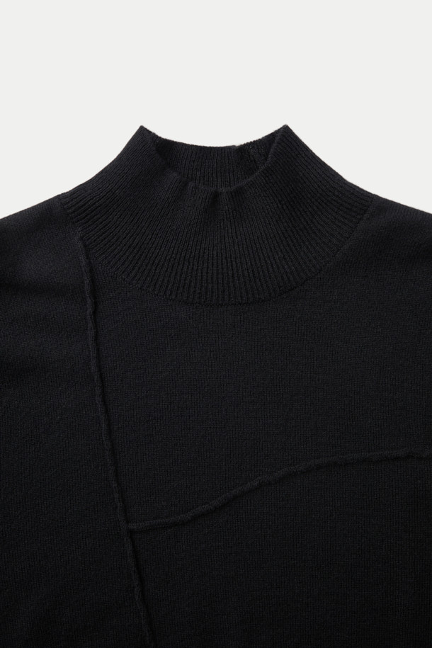 CHIAHUNG SU (치아홍 수) 핸드 다이드 캐시미어 터틀넥은 부드러운 촉감의 캐시미어 소재로 제작되어 가을, 겨울 시즌에 따뜻함을 선사합니다. 블랙 컬러의 무지 디자인으로 모던하고 미니멀한 스타일을 연출하며, 핸드 다잉 기법으로 섬세함을 더했습니다. 출근룩, 오피스룩, 모임룩 등 다양한 TPO에 활용 가능하며, 클래식, 미니멀, 시크한 스타일을 완성합니다. 긴 소매와 터틀넥 디자인은 세련된 분위기를 자아냅니다.
