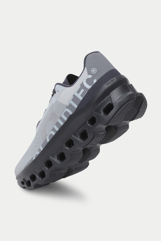 온 러닝 클라우드몬스터는 남성용 운동화로, 러닝과 일상생활 모두에 적합합니다. 그레이와 블랙 두 가지 색상으로 출시되었으며, 3cm 통굽 디자인이 특징입니다. CloudTec® 쿠셔닝, Helion™ 슈퍼폼, Speedboard® 기술을 적용하여 편안함과 추진력을 제공하며, 발의 포워드 롤링 모션을 돕습니다. 스포티, 미니멀, 캐주얼 스타일을 연출하며, 러닝룩과 산책룩에 잘 어울립니다. 무게는 550g입니다.
