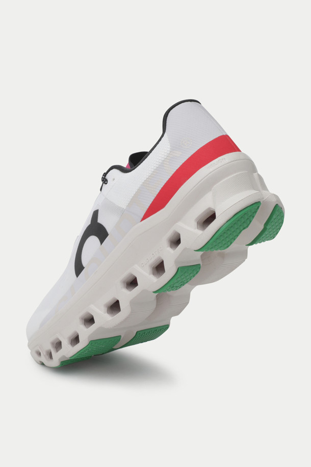 온러닝 클라우드몬스터는 남성 러너를 위한 스포티하고 미니멀한 디자인의 러닝화입니다. 화이트, 블랙, 레드의 세 가지 색상으로 출시되었으며, 사계절 러닝 및 데일리 착용에 적합합니다. 굽 높이는 3cm이며, CloudTec® 쿠셔닝과 Helion™ 슈퍼폼, Speedboard®가 적용되어 뛰어난 쿠셔닝, 반발력, 충격 흡수 기능을 제공합니다. 또한, 포워드 롤링 모션으로 더욱 편안한 러닝 경험을 선사하며, 무게는 약 550g입니다. 러닝룩을 위한 완벽한 선택입니다.
