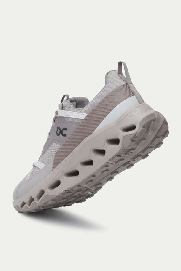 온 런닝 클라우드호라이즌은 러닝과 운동을 위한 남성용 러닝화입니다. 그레이 컬러의 무지 디자인으로, 폴리에스터와 나일론 소재를 사용하여 사계절 내내 착용할 수 있습니다. 라운드 앞코에 4cm 굽 높이의 플랫 타입으로 제작되었으며, 끈으로 조절하여 편안하게 신을 수 있습니다. 로우탑 디자인의 스포티, 미니멀, 캐주얼 스타일을 연출할 수 있습니다. CloudTec 쿠셔닝, Speedboard 추진력, Helion 슈퍼폼 기술을 통해 충격 흡수와 경량성을 제공합니다.
