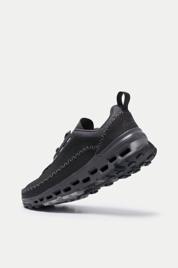 온 러닝 클라우드어웨이 2 (ON RUNNING CLOUDAWAY 2)는 남성 러닝 및 일상용 신발입니다. 블랙 컬러에 넓은 발볼을 가진 사계절용 제품으로, 폴리에스터, 고무, 나일론 등 튼튼한 소재로 제작되었습니다. 발수 기능과 뛰어난 접지력, 통기성을 제공하며, 미션그립™ 아웃솔과 클라우드울트라 바닥 유닛이 특징입니다. 토글 방식의 신발 여밈과 극세사 안감을 사용하여 편안함을 더했습니다. 스포티, 미니멀, 캐주얼 스타일의 러닝룩과 피트니스룩에 잘 어울립니다.
