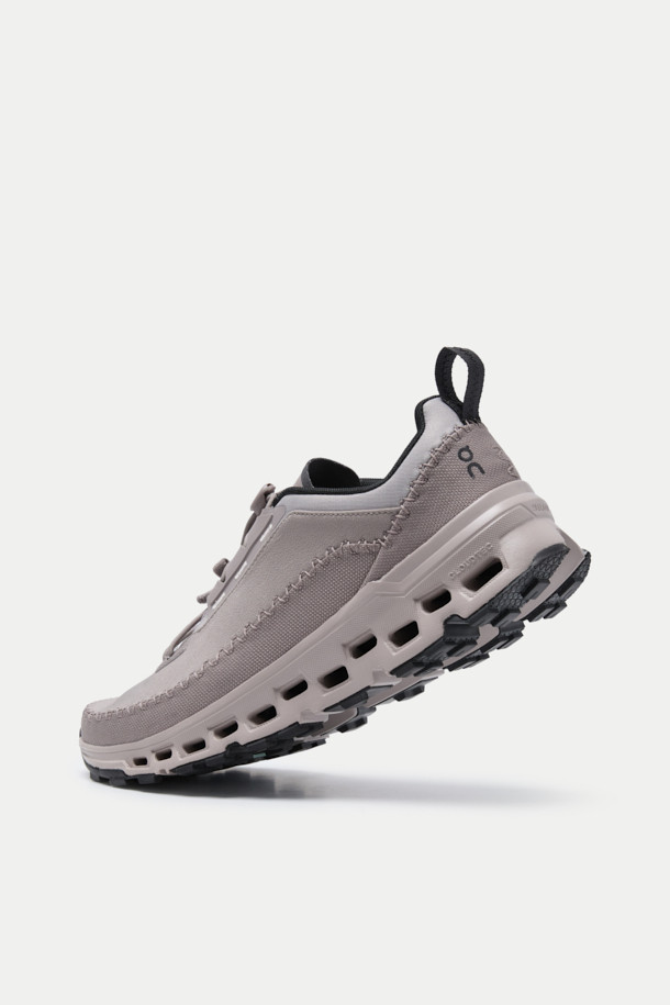 온 러닝 클라우드어웨이 2 (ON RUNNING CLOUDAWAY 2)는 남성용 러닝화로, 러닝과 일상생활 모두에 적합합니다. 그레이 컬러의 무지 디자인에 라운드 앞코로 편안함을 더했으며, 폴리에스터, 고무, 나일론 소재를 사용하여 제작되었습니다. 발수 기능과 통기성이 뛰어나며 Missiongrip™ 아웃솔과 Cloudultra 바닥 유닛으로 접지력과 경량성을 동시에 제공합니다. 토글 방식으로 간편하게 신을 수 있으며, 로우탑 디자인과 넓은 발볼로 편안한 착용감을 선사합니다.
