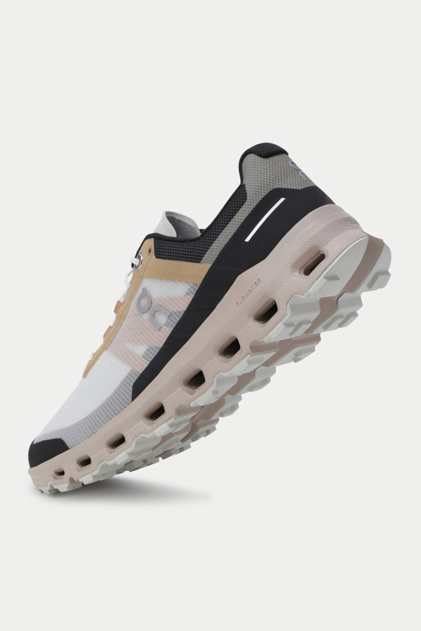 온 러닝 클라우드비스타는 남성용 운동화로, 러닝과 트레일러닝에 적합합니다. 화이트, 베이지, 블랙 세 가지 색상으로 출시되었으며, 사계절 모두 착용 가능합니다. 텍스타일, 합성소재, 고무를 사용하여 제작되었으며, CloudTec® 기술, Helion™ 슈퍼폼 쿠셔닝, Speedboard® 설계로 편안함과 기능성을 모두 갖췄습니다. 미션그립™ 아웃솔은 트레일 러닝 시 접지력을 향상시키며, 초경량 어퍼 디자인과 280g의 가벼운 무게로 활동성을 높였습니다. 스포티하고 미니멀한 디자인으로 러닝룩, 산책룩 등 다양한 스타일을 연출할 수 있습니다.
