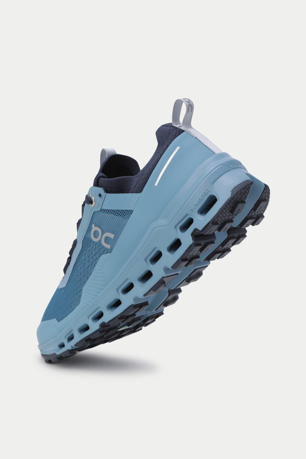 온 런닝 클라우드울트라 2는 러닝과 트레일러닝을 위한 남성용 러닝화입니다. 블루 컬러와 폴리에스터, 폴리우레탄 소재를 사용하여 사계절 모두 착용 가능하며, 끈으로 여미는 방식입니다. Helion™ 슈퍼폼과 Missiongrip™ 기술력이 적용되어 쿠셔닝과 통기성을 제공하며, 니트 양말형 어퍼와 Flip Release 시스템으로 편안한 착용감을 선사합니다. 무게는 295g이며, 스포티하고 미니멀한 러닝룩, 산책룩 연출에 용이합니다.
