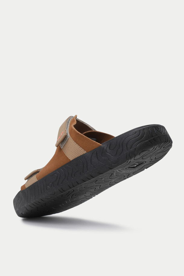 HOMECORE X VEJA 샌들은 브라운과 블랙 두 가지 색상으로 출시된 남성용 샌들입니다. 오픈토 디자인과 스트랩 여밈으로 편안하면서도 세련된 스타일을 연출합니다. 스웨이드, 고무, 가죽, 폴리에스테르 등 지속 가능한 소재를 사용하여 제작되었으며, 가죽 안감으로 부드러운 착용감을 선사합니다. 플랫 굽과 심플한 디자인은 휴가룩, 리조트룩, 여행룩 등 다양한 TPO에 활용하기 좋습니다. 발의 형태를 자연스럽게 따라가는 디자인과 스트랩으로 사이즈 조절이 가능하며, 미니멀, 캐주얼, 리조트 스타일을 즐기는 남성에게 완벽한 선택입니다.
