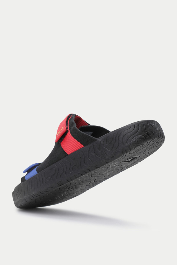 HOMECORE X VEJA 샌들은 남성용 샌들로, 여름철 일상에서 편안하게 착용하기 좋습니다. 블랙, 레드, 블루 세 가지 색상으로 출시되었으며, 오픈토 디자인과 스트랩 여밈, 플랫 굽으로 편안함을 강조했습니다. 스웨이드, 고무, 폴리에스테르 등 다양한 소재를 사용하여 제작되었으며, 가죽 안감으로 고급스러움을 더했습니다. 발의 형태를 자연스럽게 따라가는 디자인과 사이즈 조절 기능, 친환경 소재 사용으로 실용성과 스타일을 모두 갖춘, 캐주얼 및 스트릿 스타일을 즐기는 분들께 추천하는 제품입니다. 동네 마실룩, 휴가룩, 여행룩 등 다양한 TPO에 활용할 수 있습니다. 무지 패턴으로 미니멀한 스타일을 연출하기에도 좋습니다.
